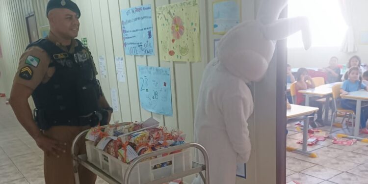 Polícia Militar e comunidade se unem para celebrar a Páscoa com crianças no Tatuquara