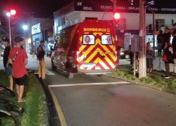 Adolescente de 16 anos fica gravemente ferido ao pegar rabeira em ônibus