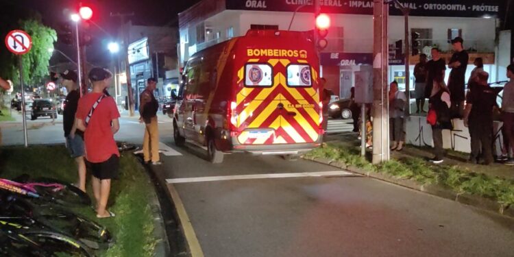Adolescente de 16 anos fica gravemente ferido ao pegar rabeira em ônibus