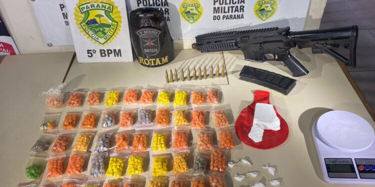 Indivíduo foge pulando muros e telhados ao ver a ROTAM; policiais encontraram drogas e fuzil