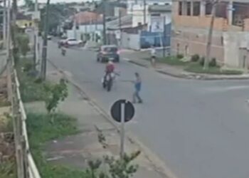 Idoso morre ao ser atropelado por moto em Colombo; câmera registrou o acidente