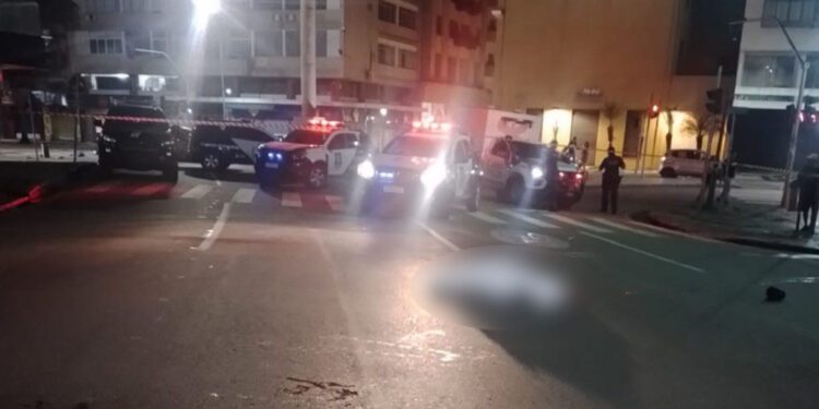 Atentado no Largo da Ordem deixa rapaz morto e jovem gravemente ferida