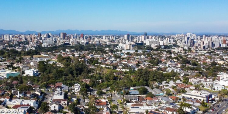 Curitiba é a capital menos desigual do Brasil, aponta Instituto