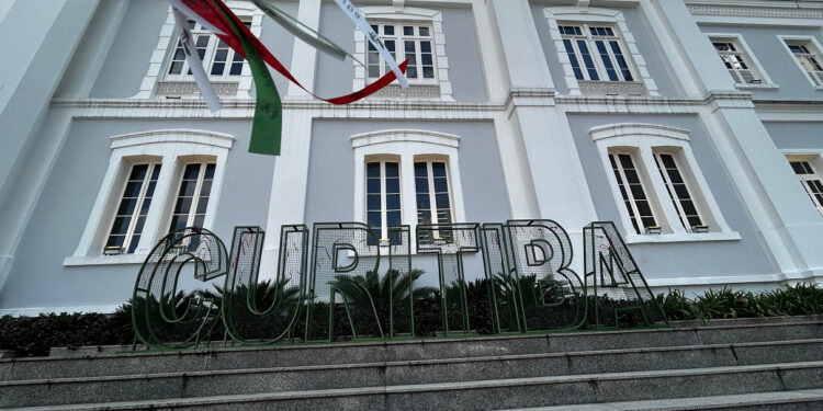 Amarre sua fitinha e declare seu amor por Curitiba: shopping celebra aniversário da cidade com ação especial