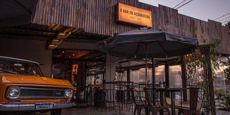 O Bar do Açougueiro celebra quatro anos com baladinha, festival de churrasco a partir de R$15 e happy hour com 50% de desconto