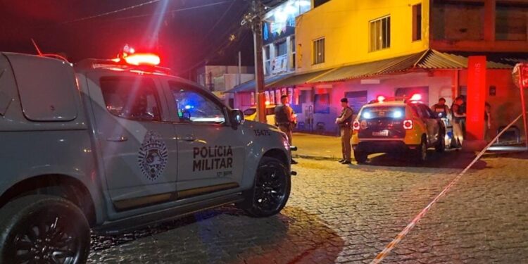 Guerra em São José dos Pinhais deixa um morto e outro ferido; criminosos atearam fogo na vítima