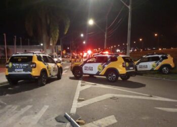 Com carro roubado, criminoso foge do Juvevê em Curitiba até Campina do Grande do Sul na contramão e morre em confronto com a PM