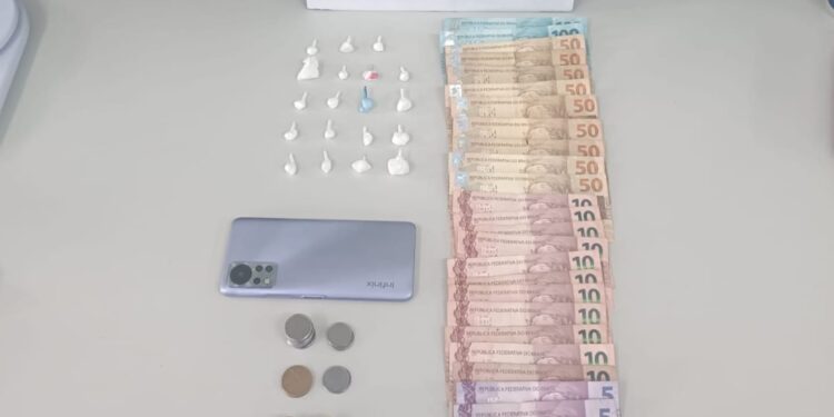 PM encontra droga escondida em pokebola dentro de carro de traficante que fazia delivery em Curitiba; criminoso ofereceu 5 mil aos policiais