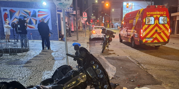Homem com Harley-Davidson colide em carro parado e morre na hora no centro de Curitiba