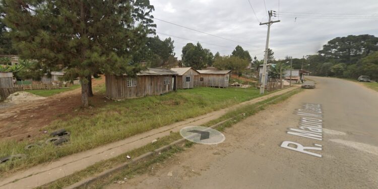 Polícia Militar recebe ligação de intenso tiroteio em comunidade e encontra PM morto a tiros dentro de carro