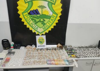 RONE derruba biqueira no Parolin, apreende grande quantidade de drogas e prende tornozelado