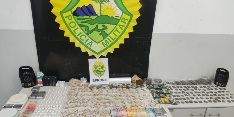 RONE derruba biqueira no Parolin, apreende grande quantidade de drogas e prende tornozelado
