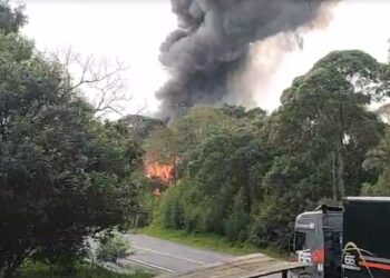 Acidente entre van e carreta tanque fecha a Rodovia do Xisto