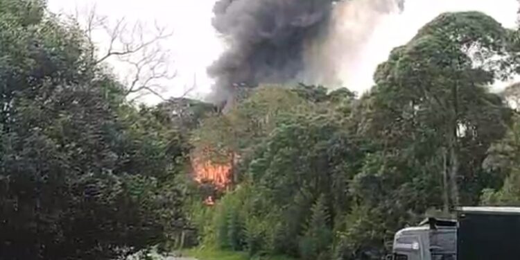 Acidente entre van e carreta tanque fecha a Rodovia do Xisto