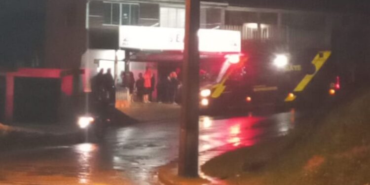 Mulher é socorrida em estado grave ao ser baleada em Almirante Tamandaré