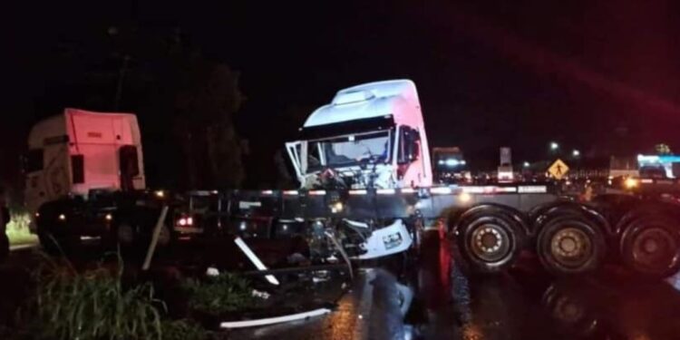 Motorista de caminhão tenta realizar retorno na BR-277 e provoca grave acidente