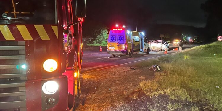 Colisão frontal deixa dois mortos e um gravemente ferido na Rodovia do Xisto