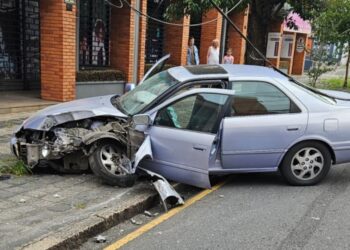 Carro colide em poste e duas pessoas ficam feridas no Alto da XV