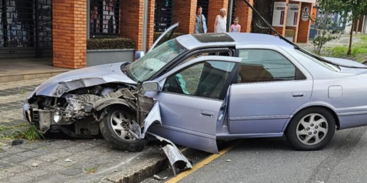 Carro colide em poste e duas pessoas ficam feridas no Alto da XV