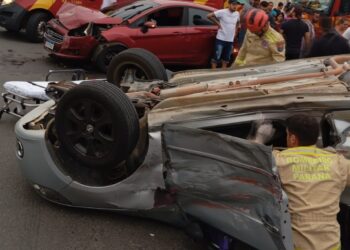 Colisão entre carros resulta em capotamento em Colombo