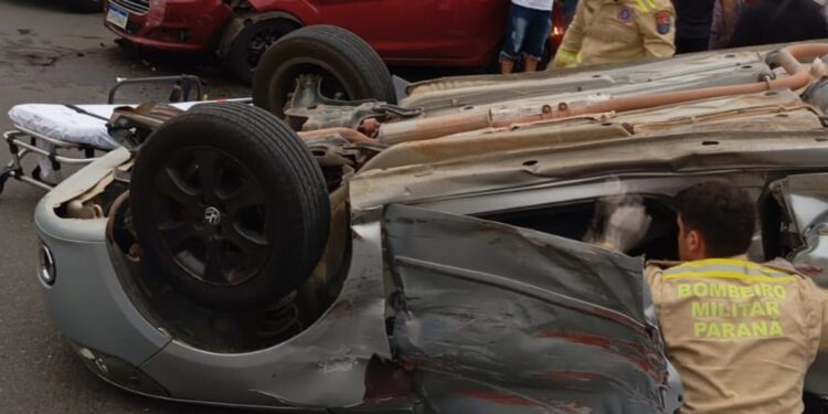 Colisão entre carros resulta em capotamento em Colombo