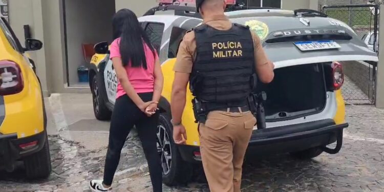 Curitibana com várias passagens pela polícia tenta furtar quase R$ 4 mil em roupas em shopping de Ponta Grossa e vai em cana