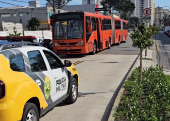 Idoso fica gravemente ferido após ser atropelado por ônibus em Curitiba