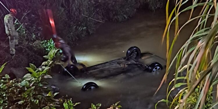 Dupla tenta fugir da ROTAM, bate carro, cai em rio e morre afogada