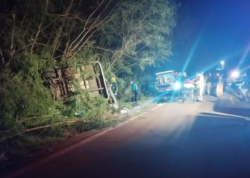 Acidente com micro-ônibus deixa 3 mortos e 19 feridos, no Paraná