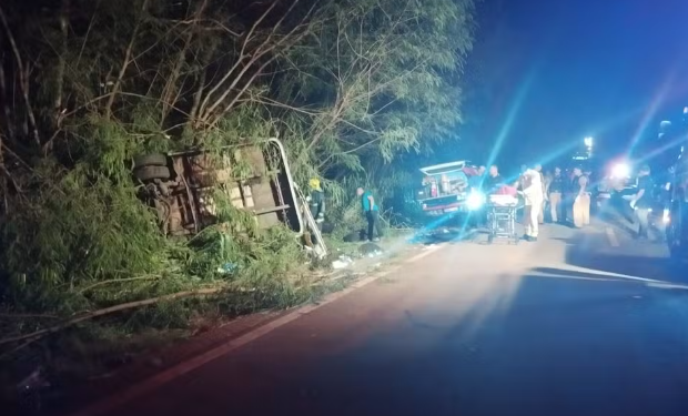 Acidente com micro-ônibus deixa 3 mortos e 19 feridos, no Paraná