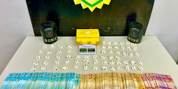 RONE realiza apreensão de cocaína no Cajuru e traficante vai em cana