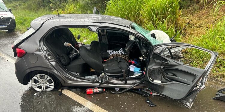 Colisão frontal na BR-277 deixa três mortos e quatro gravemente feridos