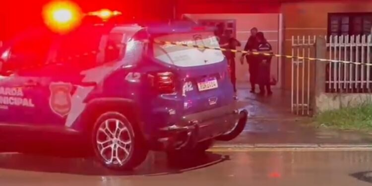 Tornozelado suspeito de estar furtando residências parte para cima da GM e acaba morto