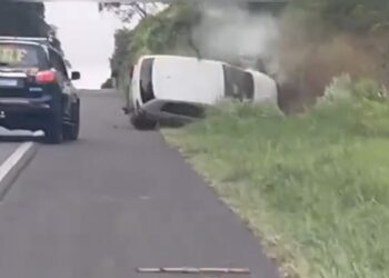Adolescente de 16 anos com carro furtado em Curitiba, transportando meia tonelada de maconha tenta dar fuga da PRF e capota carro, veja o vídeo