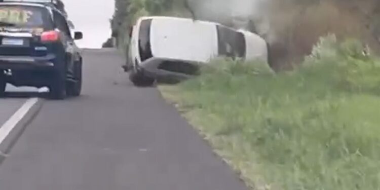 Adolescente de 16 anos com carro furtado em Curitiba, transportando meia tonelada de maconha tenta dar fuga da PRF e capota carro, veja o vídeo