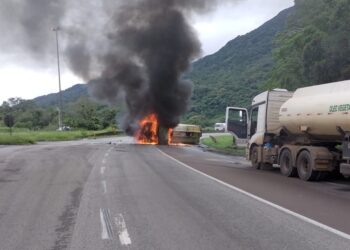 Carreta que transportava óleo vegetal tomba, pega fogo e fecha a descida da serra na BR-277