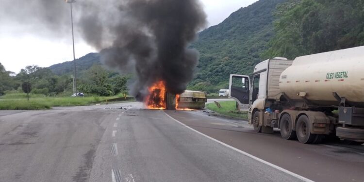 Carreta que transportava óleo vegetal tomba, pega fogo e fecha a descida da serra na BR-277