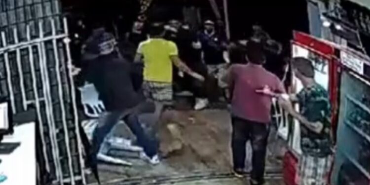 Homem morre após ser esfaqueado em distribuidora de bebidas na CIC, veja o vídeo
