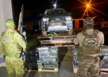 PM e PF apreendem quase 1 tonelada de maconha em Hilux roubada no Paraná
