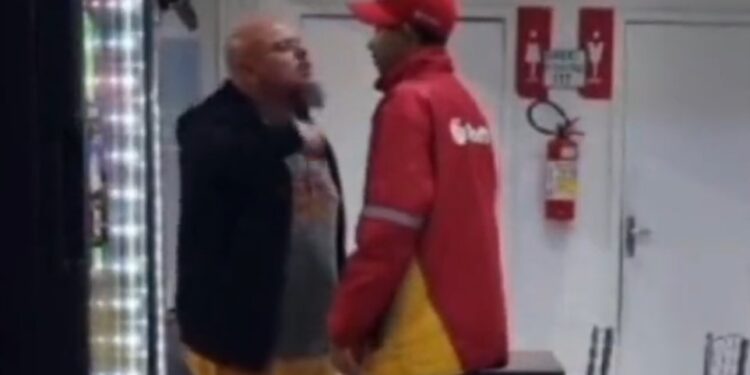 Indivíduo é condenado a pagar R$ 15 mil reais por ofensas racistas e xenofóbicas em posto de combustíveis de Curitiba