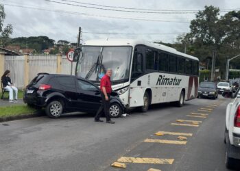 Jovem perde controle de carro e bate de frente em ônibus no bairro Pilarzinho