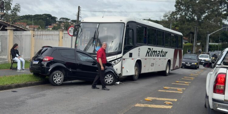 Jovem perde controle de carro e bate de frente em ônibus no bairro Pilarzinho