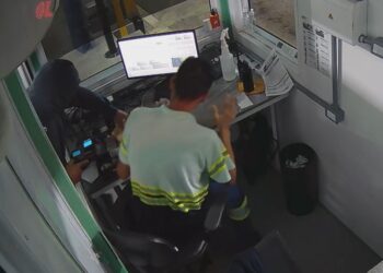 Criminosos armados assaltam praça de pedágio no Paraná, veja o vídeo