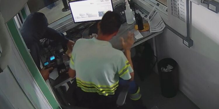 Criminosos armados assaltam praça de pedágio no Paraná, veja o vídeo