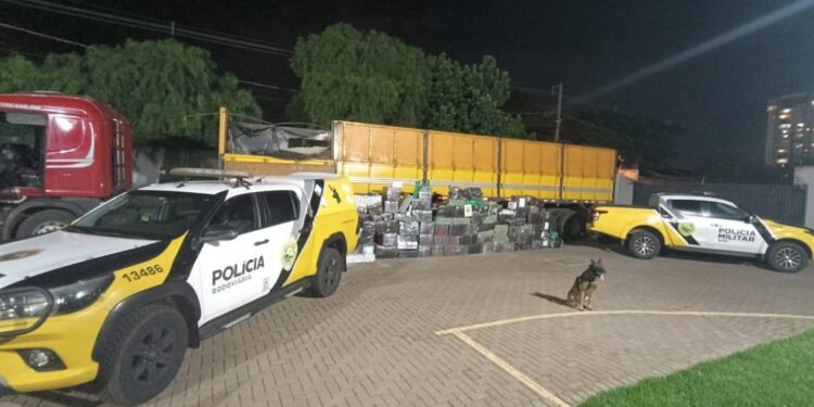 Polícia Militar aborda carreta e encontra 2 toneladas de maconha no Paraná