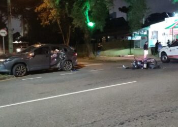 Motorista de SUV avança preferencial e motociclista fica gravemente ferido