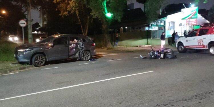 Motorista de SUV avança preferencial e motociclista fica gravemente ferido