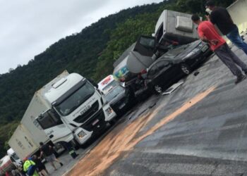 Colisão envolvendo caminhões e carros na descida da serra na BR-277 fecha a rodovia