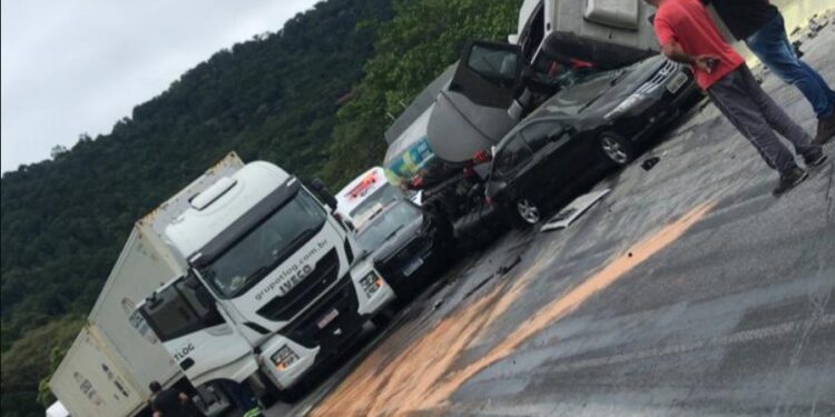 Colisão envolvendo caminhões e carros na descida da serra na BR-277 fecha a rodovia