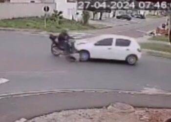 Carro corta na frente de motociclista e provoca acidente assustador na RMC, veja o vídeo